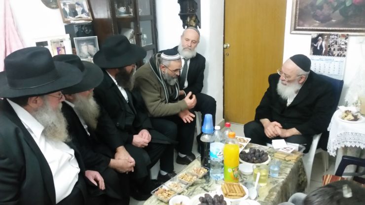 רבו של כפר חב"ד ניחם את הרב עמאר