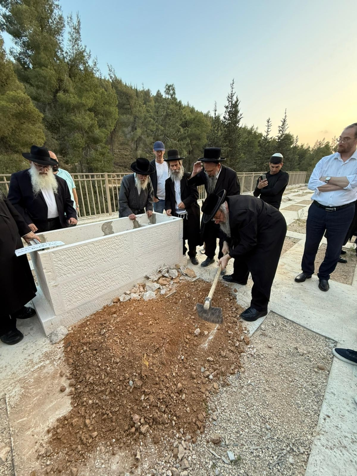 בלב כואב: הלווית הרב מרדכי דיל ע
