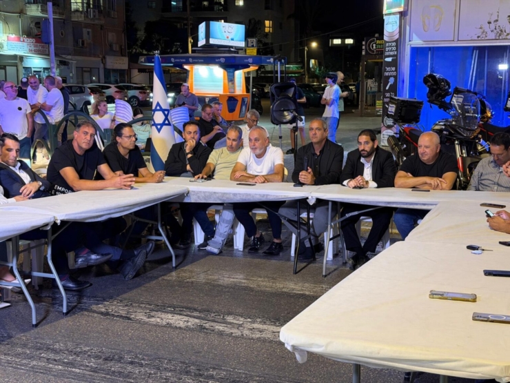 עיריית חדרה קיימה ישיבת חירום סמוך לבית חב''ד אליו נורו יריות