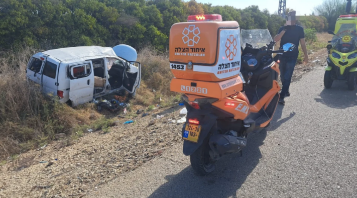 רכב התהפך ביציאה מכפר חב"ד; פצוע קשה פונה לבית רפואה