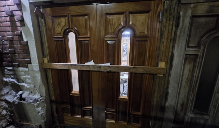 הוחלפו הדלתות הישנות בכניסה אחורית לבית חיינו