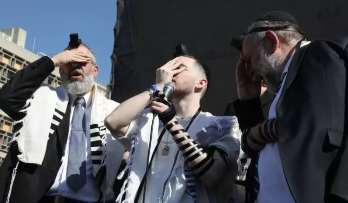 בלב תל אביב: בר קופרשטיין הניח תפילין בכיכר החטופים