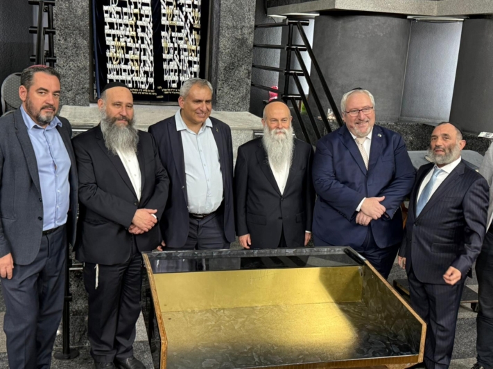 השר אלקין ביקר ב''מנורה'' והתרגש מהחומש המתורגם