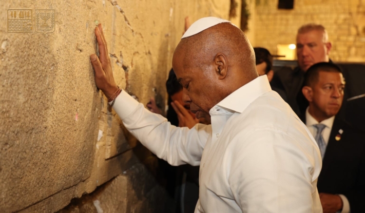 ראש העיר ניו יורק היוצא אריק אדמס בביקור מרגש בכותל
