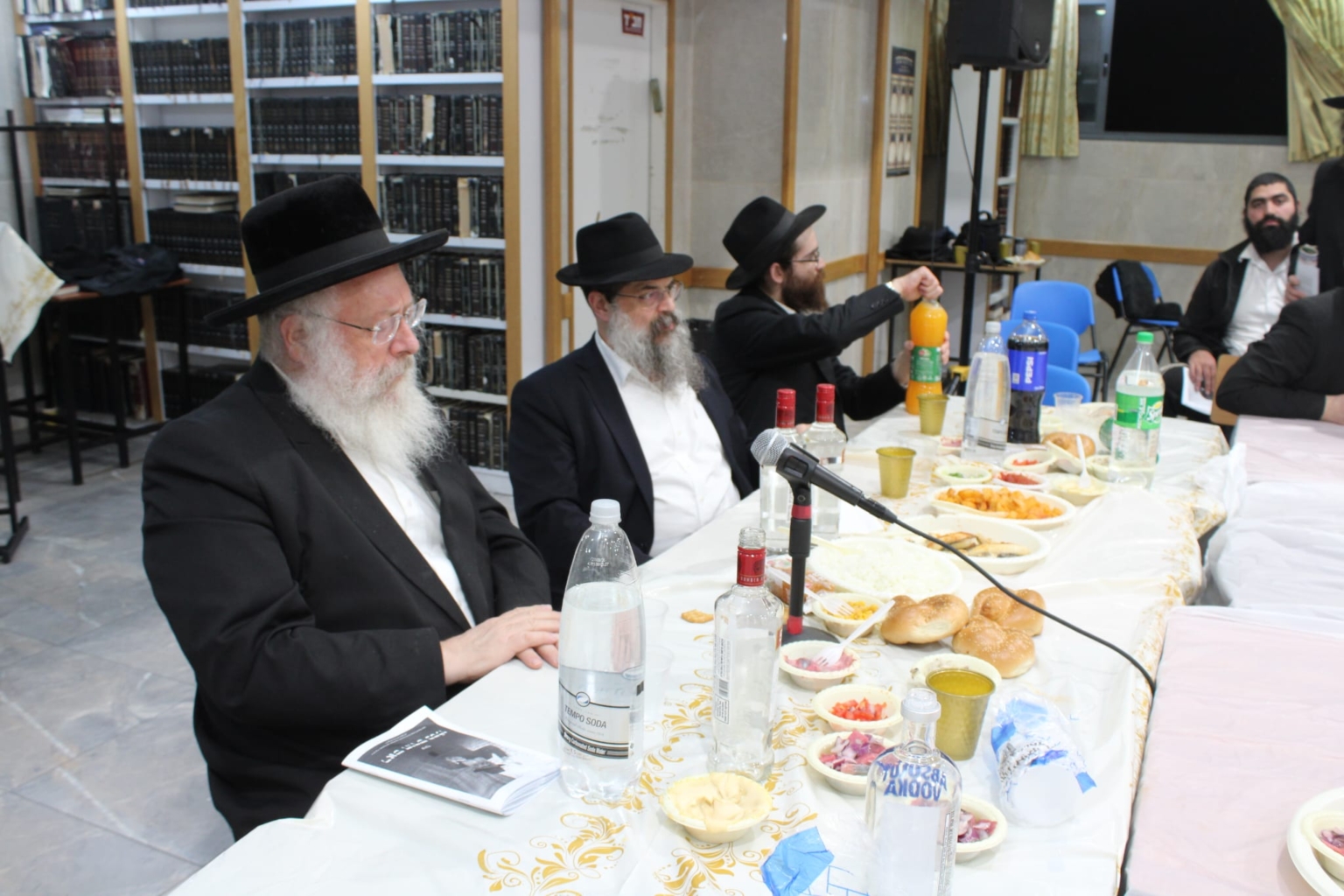 ראש חודש כסלו: רבה של בני ברק רומם את תלמידי 'תורת אמת' - חב