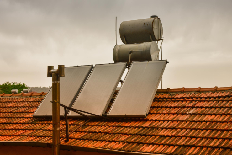 איך לשמור על מערכת מים חמים יעילה לאורך כל השנה