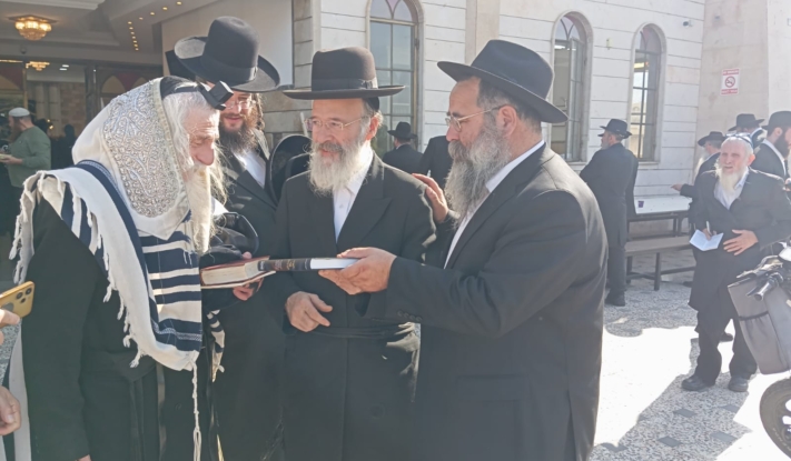 בירת חב''ד: אדמו"ר מסטריקוב ערך ביקור בבית מנחם