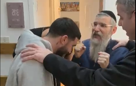 מאחורי הקלעים בצמאה: ברכת כהנים וריקוד חסידי עם בן צור