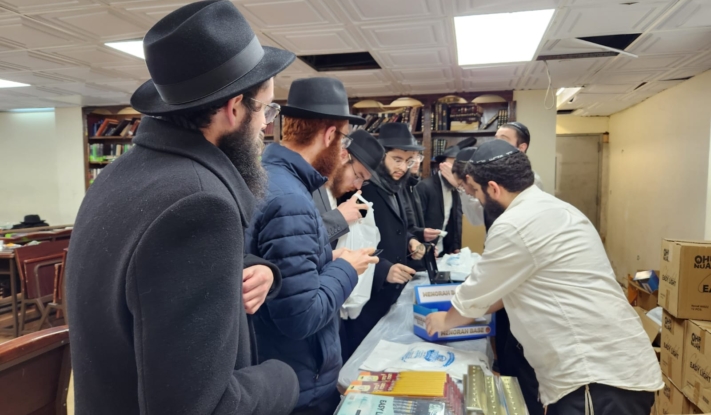 קופת בחורים: מכירת מוצרי חנוכה במחיר מסובסד לתמימים