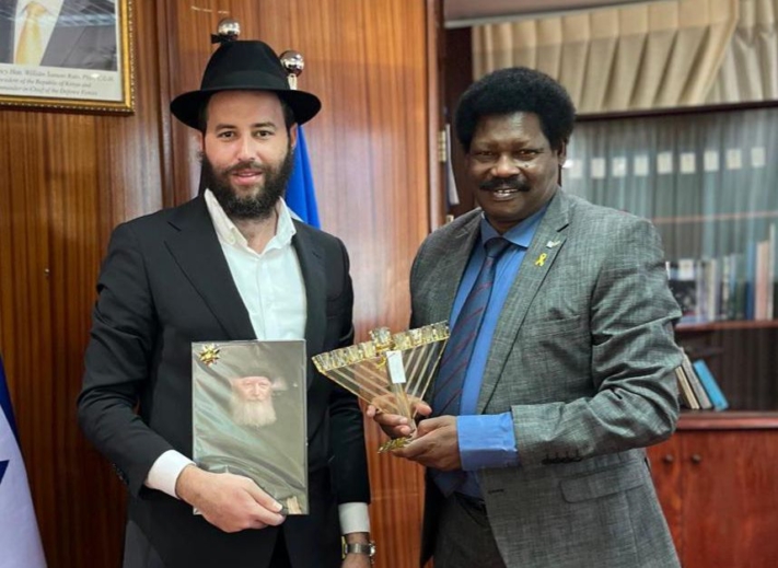 שגריר קניה נפגש עם שלוחי הרבי ופתח דלת למהלכים עתידיים