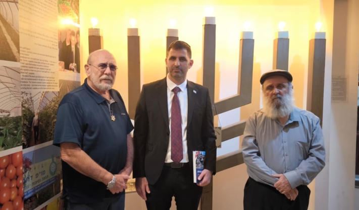 תיעוד: השר קרעי ביקר במוזיאון גוש קטיף