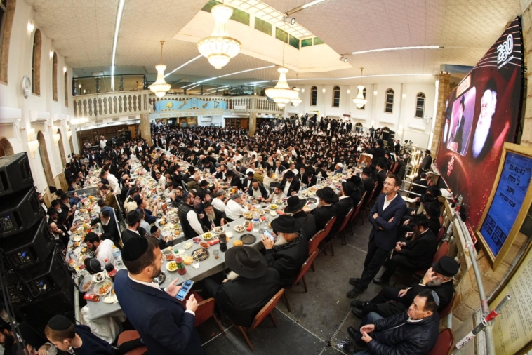 עשרות אברכים בהתוועדות י"ט כסלו בטלז סטון