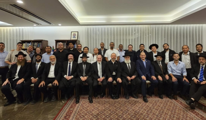 ניו דלהי, הודו: משלחת דיינים ונציגי ממשלה בביקור בבית חב"ד