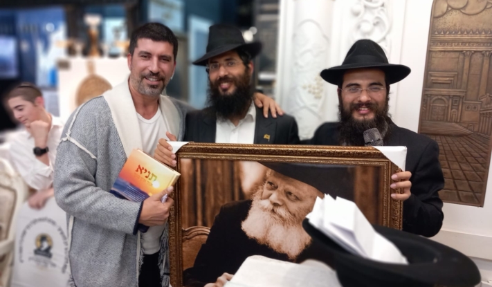 למעלה מ-70 איש השתתפו בהתוועדות י"ט כסלו בטיילת בת ים