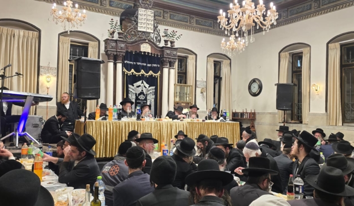 ירושלים: קהל רב בחגיגת י"ט כסלו בחב"ד מאה שערים