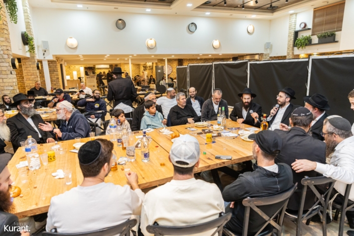 מאות בחגיגת י"ט כסלו בהוד השרון