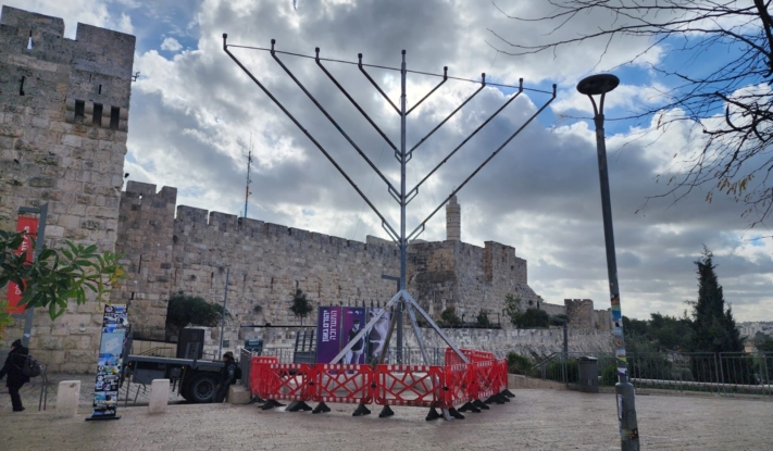 ירושלים: הדלקת נר ראשון של חנוכה לזכר השליח שנרצח הי"ד