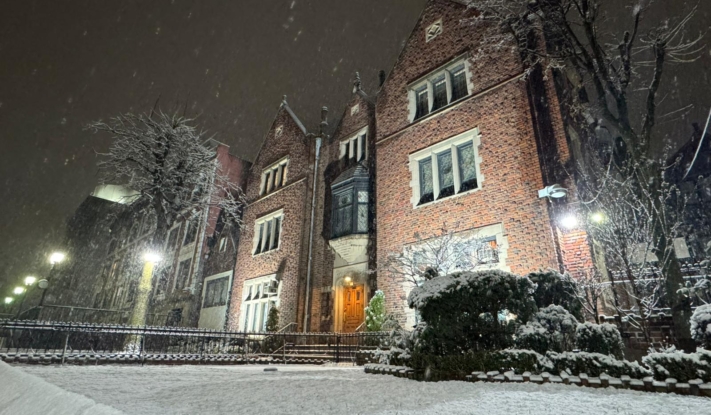 שלג ראשון בקראון הייטס: בית חיינו התכסה בלבן