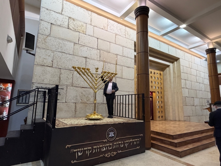 כמיטב המסורת: הקמת החנוכיה הגדולה בעולם • תיעוד