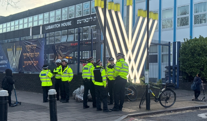 לע''נ השליח הרב אלי שלאנגר הי''ד: בלונדון הדליקו את החנוכיה