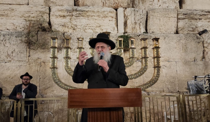 חנוכה לייב "הסאטלייט" המסורתי מרחבת הכותל המערבי
