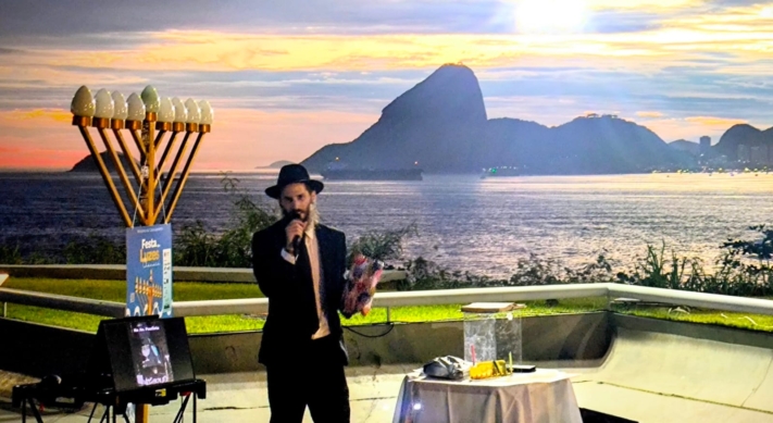 בקצה העולם: הדלקת נר חנוכה המרכזית בניטרוי, ברזיל