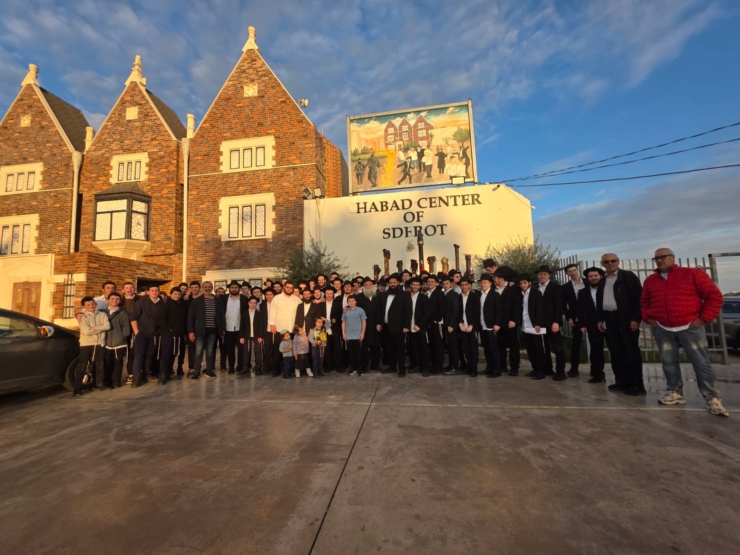 שדרות: שלוחי הרבי הביאו את אור החנוכה לתושבים ולחיילים