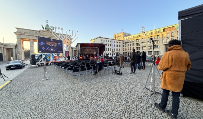 כעת בשידור חוזר: מעמד הדלקת החנוכייה בשער הניצחון בברלין