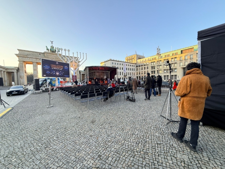 כעת בשידור חוזר: מעמד הדלקת החנוכייה בשער הניצחון בברלין