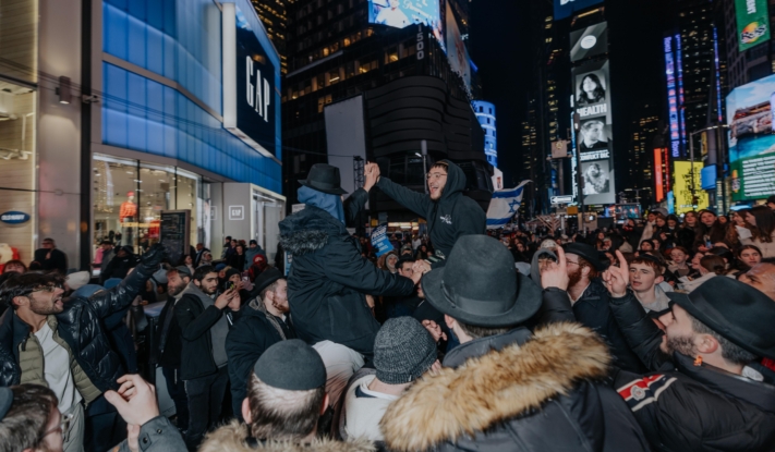 אור חנוכה בלב ניו יורק: הדי ג'יי יוסי מימון הופיע בטיימס סקוור