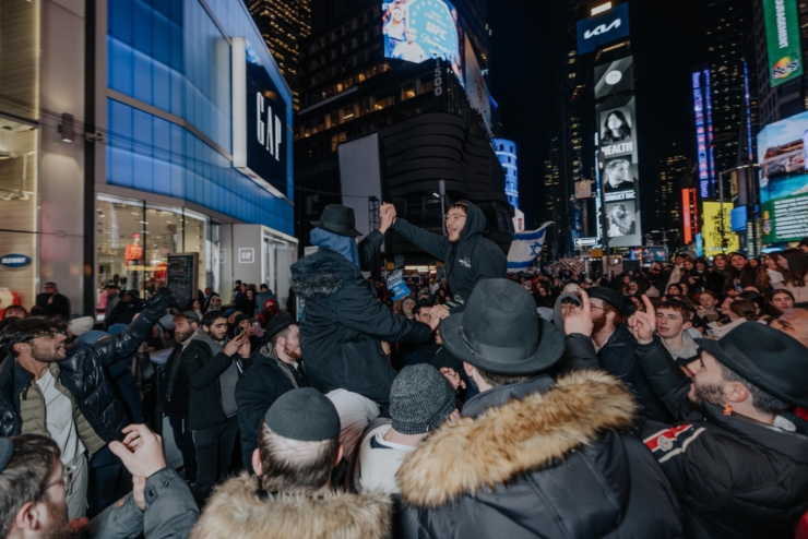 אור חנוכה בלב ניו יורק: הדי ג'יי יוסי מימון הופיע בטיימס סקוור