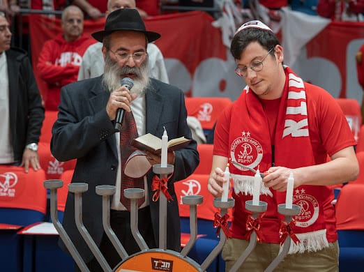 מליונים נחשפו בשידור: שליח הרבי הדליק נרות במגרש הכדורסל