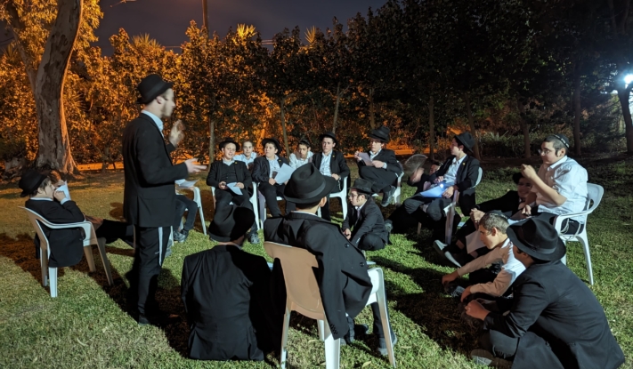 כ"שהבטחה אלוקית חופפת" מנצחת את החושך