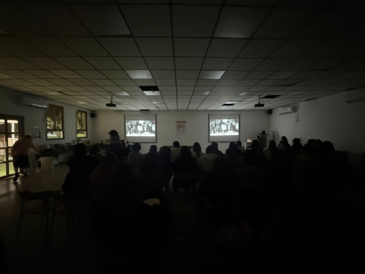 אימהות ובנות בערב לעולות לבית ספר 'בנות ליובאוויטש'