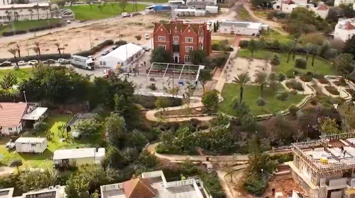 צפו: כך מוקם המרכז האינטרקטיבי הראשון בכפר חב''ד