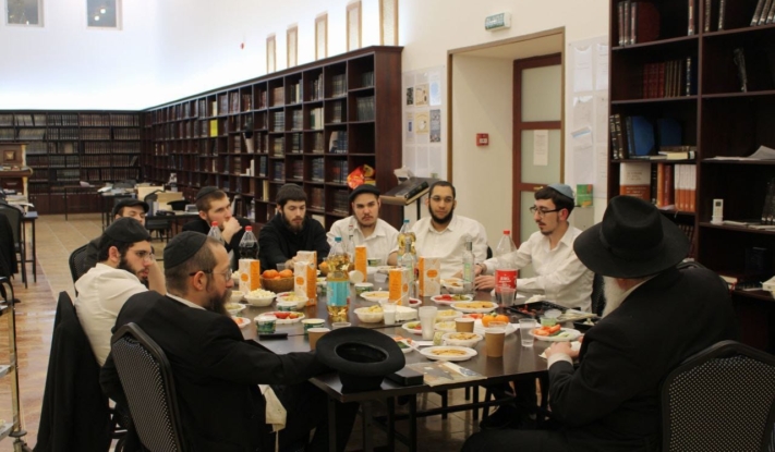 מוסקבה: הרב שלמה זלמן לנדא התוועד עם תלמידי הישיבה