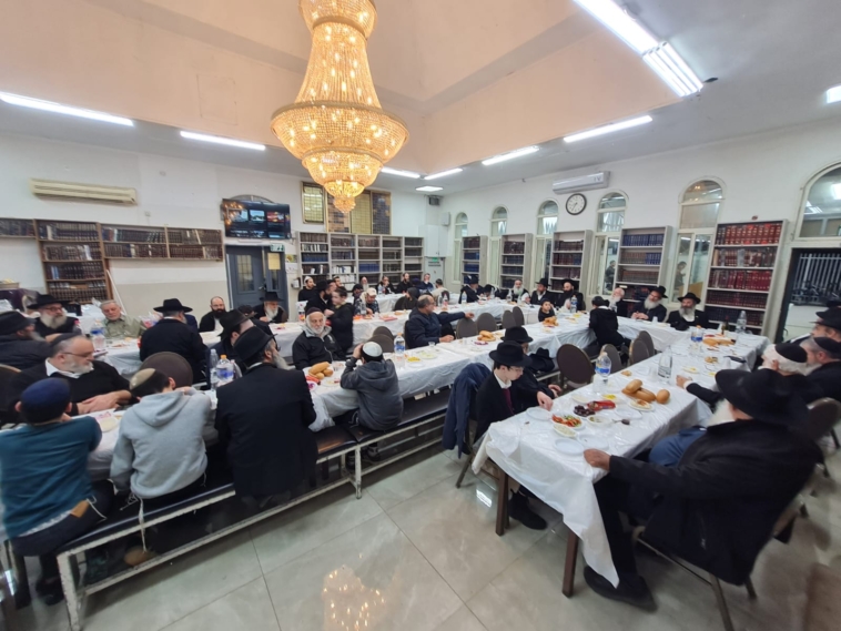 חברון: ידידים ובני משפחה ב'שלושים' לצייר ר' ברוך נחשון ע"ה