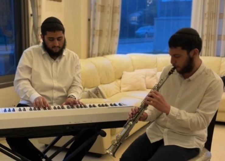 האזינו: איציק ליפשיץ ונחום אופנר מבצעים את ניגון 'שאמיל'