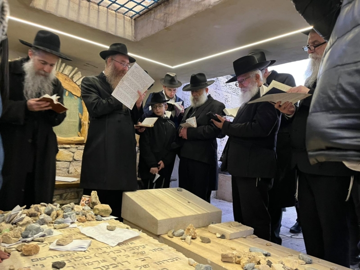 רבים עלו הערב לחברון לרגל יום הסתלקות הרבנית מנוחה רחל