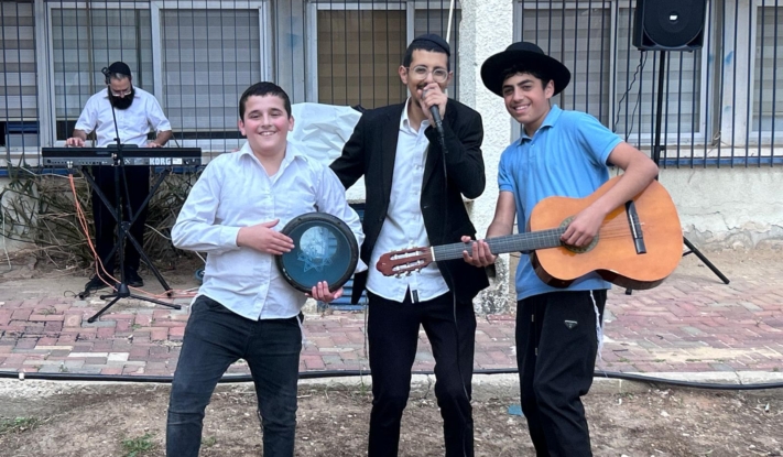 ראש חודש אדר: ריקודי שמחה בתלמוד תורה 'אור שמחה'