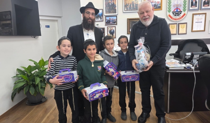 תלמידי חב"ד נוף הגליל הגיעו להודות לראש העיר
