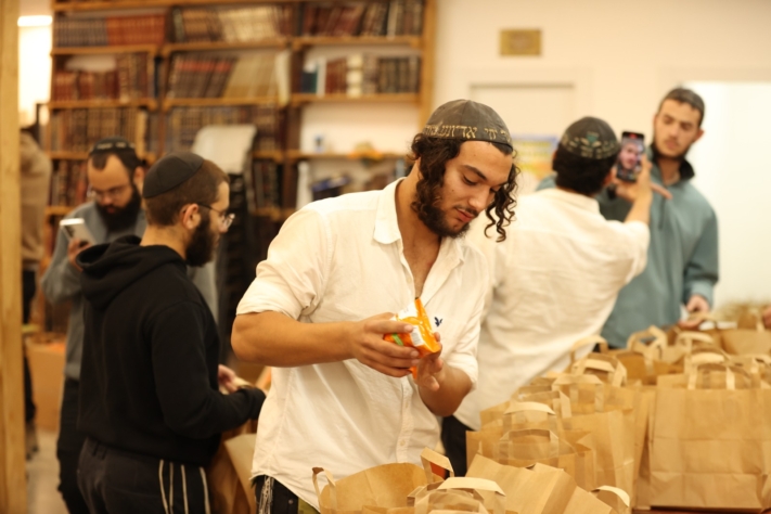 לקראת פורים: בישיבת חב''ד יצהר ארזו אלפי משלוחי מנות
