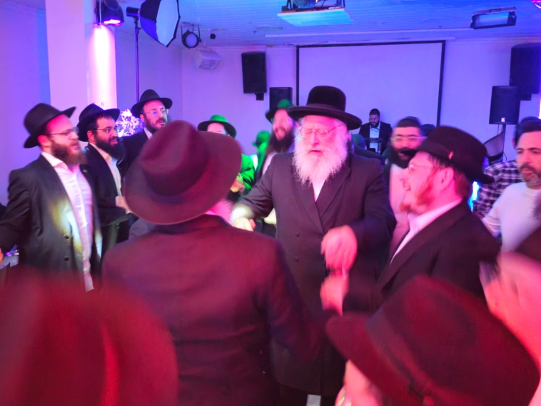 מניחים ליוסף יצחק • מיזם תפילין נרחב לכבוד הבר מצווה