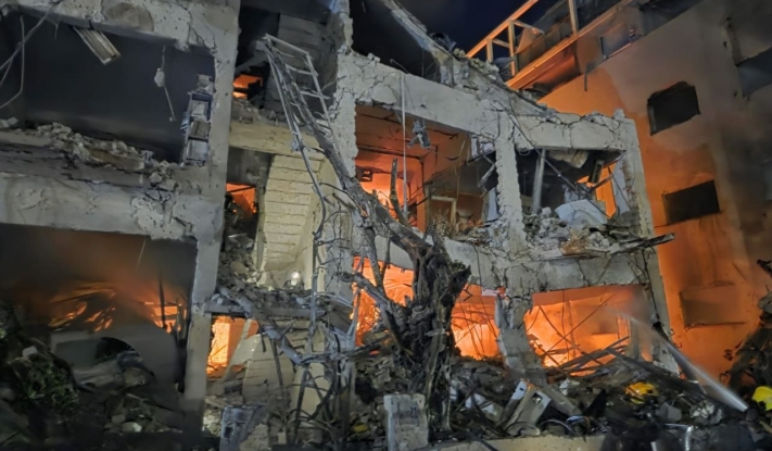 מטח כבד מאיראן לישראל: נפילה ישירה בת"א, אישה נהרגה