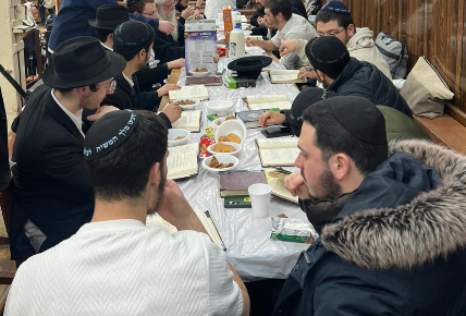 מאות בהתוועדות כ"ב שבט המרכזית בבית חיינו