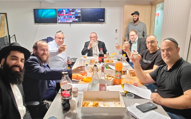 באולפני ערוץ 14: בכירי התקשורת התוועדו עם הרב דוד נחשון