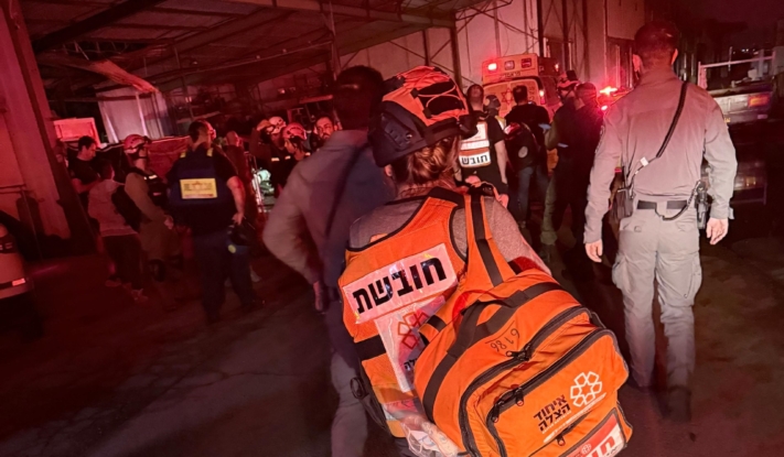 עובד זר נהרג מפגיעת רסיסים בשרון, פגיעה בבית ברמת אביב