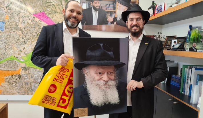 באר שבע: שליח הרבי העניק מצות לסגן ראש העיר