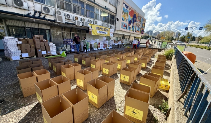 למרות המלחמה: בחב"ד חיפה חילקו סלי מזון למשפחות