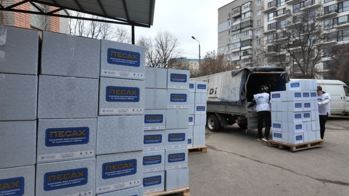 שלוחי הרבי באוקראינה חילקו אלפי ערכות חג מפוארות